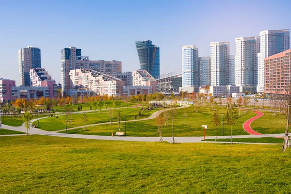 Novo parque paisagístico da cidade "campo de Khodynskoe" e arranha-céus modernos de "Coroa do Norte" e estádio Web-arena, Moscou, Rússia — Fotografia de Stock