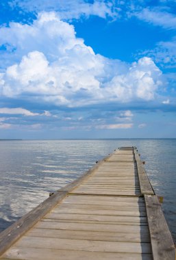 Naroch gölü ve iskeleüzerinde panoramik gökyüzü