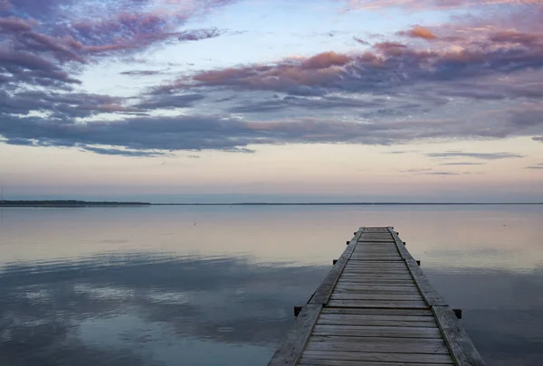 日落.纳罗克湖和码头的全景天空 — 图库照片