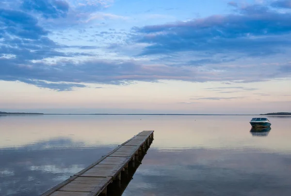 Zonsondergang. panoramische hemel over het meer van Naroch en de Pier — Stockfoto