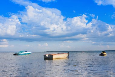 Yaz gölü ve tekneler. Bulutlarla dolu dramatik gökyüzü. Beyaz rusya