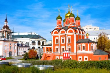 Sonbaharda Zaryadye parkı yakınlarındaki Znamensky Katedrali. Moskova, Rusya Federasyonu