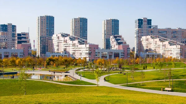 Yeni şehir peyzaj parkı "Khodynskoe alan" ve sonbaharda modern gökdelenler. Moskova, Rusya Federasyonu — Stok fotoğraf