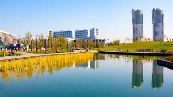 Neuer Stadtlandschaftspark "Chodynskoje Feld" und moderne Wolkenkratzer im Herbst. Moskau, Russland — Stockfoto