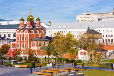 Turistler sonbaharda Znamensky Katedrali karşı yeni modern park Zaryadye yürümek. Moskova, Rusya Federasyonu
