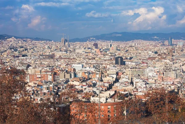 Vista de Barcelona desde la colina de Montjuic, España — Foto de Stock