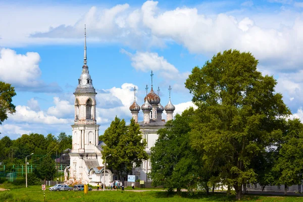 ボローニャ川と主のプレゼンテーションの教会は、1731-1735年にヴォローダ、ロシアで建てられました — ストック写真