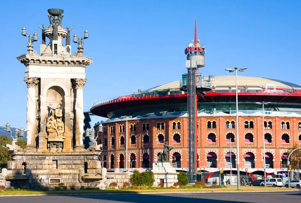 Barcelona Arena (Arenas de Barcelona) en fontein in het midden van de Plaza de Espana, Spanje — Stockfoto