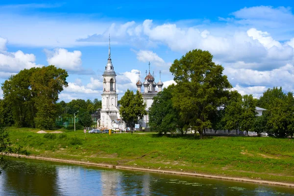 Река Вологда и храм Сретения Господня были построены в 1731-1735 годах в Вологде, Россия — стоковое фото
