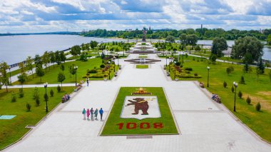 Yaz günü Yaroslavl 'daki Strelka Park manzarası