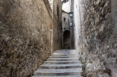 Eski kasabadaki Dar Sokak. Girona, Katalonya