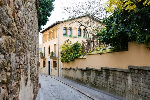 Strada stretta nel centro storico. Girona, Catalogna — Foto Stock