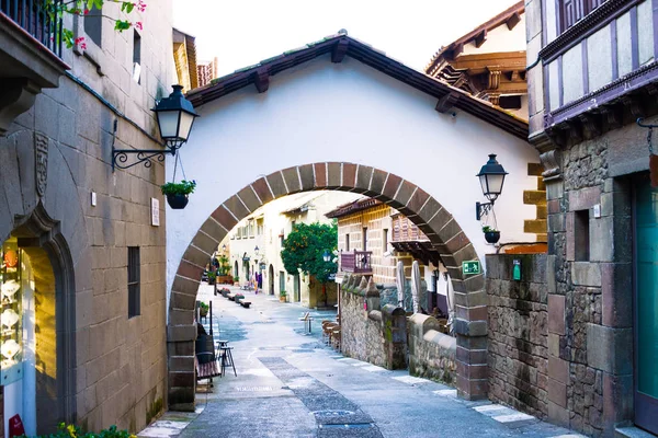 Bölge benzersiz mimari kompleks Poble Espanyol nerede kopya ile bilinen ve güzel evler ülkenin İspanyol köy evleri