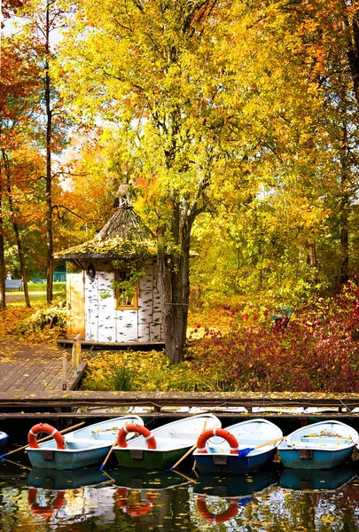 Båtstation i färgglada hösten. Pavlovskij park, Pavlovsk, Sankt Petersburg — Stockfoto