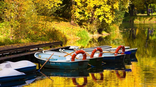 Båtstation i färgglada hösten. Pavlovskij park, Pavlovsk, Sankt Petersburg — Stockfoto