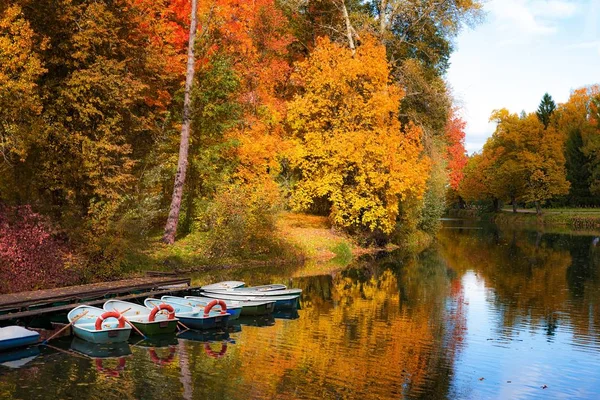 Boot station in kleurrijke herfst. Park Pavlovsky, Pavlovsk, Sint-Petersburg — Stockfoto