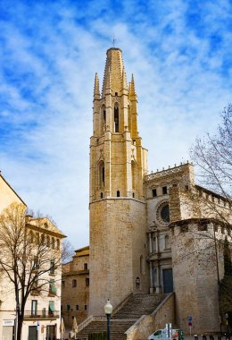 Saint Mary Katedrali 'nden Sant Feliu Kolej Kilisesi' nin çan kulesi Girona, Katalonya.