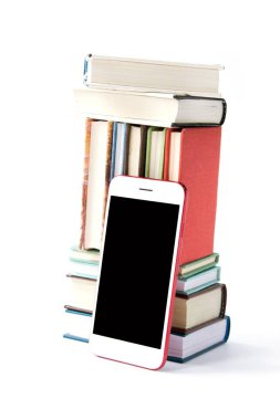 Renkli kitap ve cep telefonu yığını, akıllı telefon konsepti cep telefonu kütüphanesi, sesli kitaplar, sesli kitap dinlemek. İnternette kitaplar