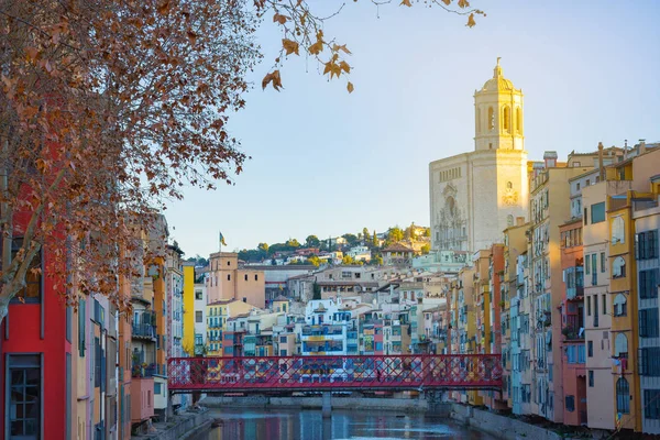 Colorato e case e ponte Pont de Sant Agusti riflesso nel fiume Onyar, a Girona, Catalogna, Spagna. Chiesa di Sant Feliu e Cattedrale di Santa Maria sullo sfondo in inverno — Foto Stock