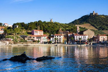 Collioure, Fransa - 24 Şubat 2020: Collioure köyündeki sahil otelleri tepe, Roussillon, Vermilion sahilleri, Pyrenees Orientales, Fransa