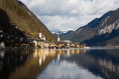 Hallstatt, Avusturya - 18 Şubat 2020: Hallstatt - UNESCO Kışın dağ ve göle karşı Heritage köyü. Pek çok turist için en popüler, en romantik ve en hayalperest yerdir. Avusturya.