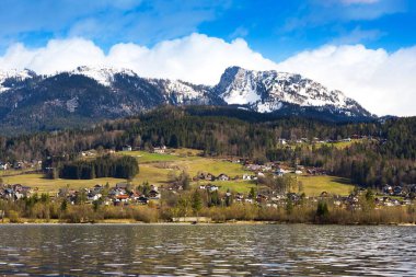 Alp Dağları 'nı, Hallstattersee Gölü' nü ve vadideki küçük evleri görün. Avusturya 'da güneşli bir sabah