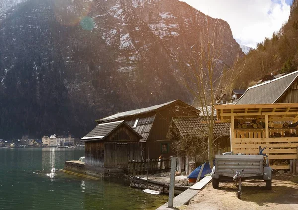 Halstatter Sjö Solstrålar Nära Traditionella Trä Båthus Och Mot Berg — Stockfoto