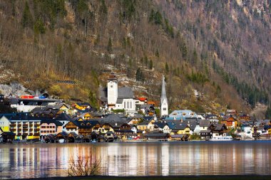 Hallstatt - UNESCO Miras Köyü kışın dağ ve göle karşı. Pek çok turist için en popüler, en romantik ve en hayalperest yerdir. Avusturya.