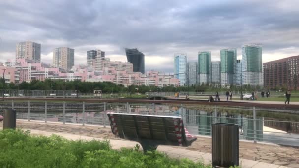 Moskou Rusland Juni 2020 Mensen Lopen Het Stadslandschapspark Khodynskoe Field — Stockvideo