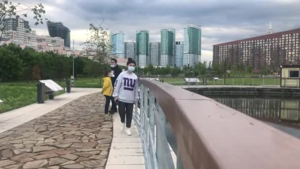 Moscú Rusia Junio 2020 Gente Camina Parque Paisajístico Ciudad Campo — Vídeo de stock