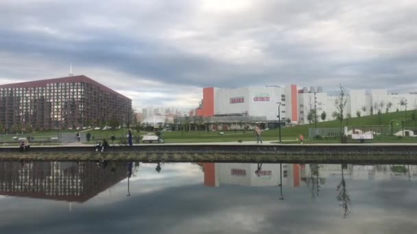 Moskou Rusland Juni 2020 Mensen Lopen Het Stadslandschapspark Khodynskoe Field — Stockvideo