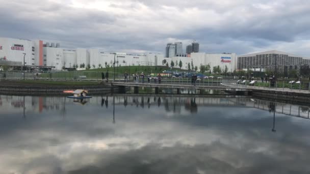 Moscú Rusia Junio 2020 Gente Camina Parque Paisajístico Ciudad Campo — Vídeo de stock