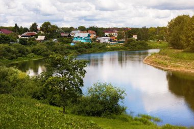 Vologda 'da eski ahşap evleri olan nehir ve bölge manzarası. Rusya