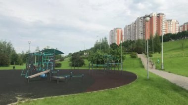 Moskova, Rusya - 6 Haziran 2020: Brateevsky parkında Brateevo bölgesindeki geleneksel çok katlı evlere karşı insanlar yürüyor. Moskova. Rusya