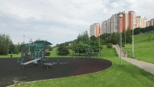 Moskou Rusland Juni 2020 Mensen Lopen Het Brateevsky Park Tegen — Stockvideo