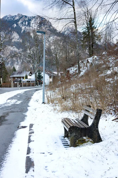 Drewniana Pusta Ławka Przeciwko Alpom Zimowy Dzień Schwangau Bawaria Niemcy — Zdjęcie stockowe