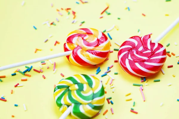 Coloridas Piruletas Confeti Sobre Fondo Amarillo Dulces Para Fiesta Azúcar —  Fotos de Stock