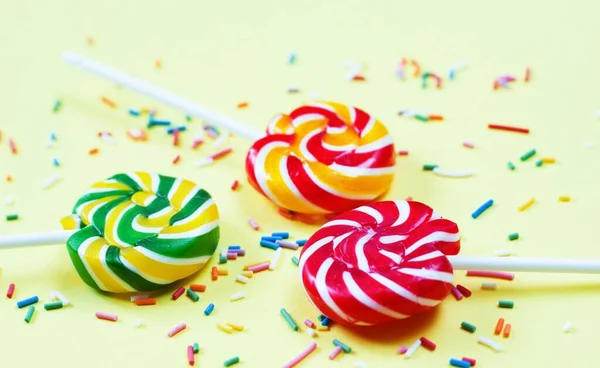 Coloridas Piruletas Confeti Sobre Fondo Amarillo Dulces Para Fiesta Azúcar —  Fotos de Stock