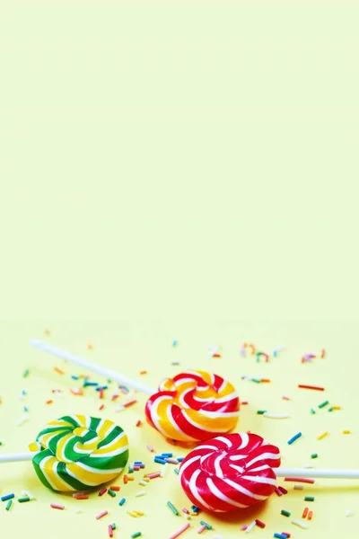 Caramelle Colorate Coriandoli Fondo Giallo Dolci Festa Zucchero — Foto Stock