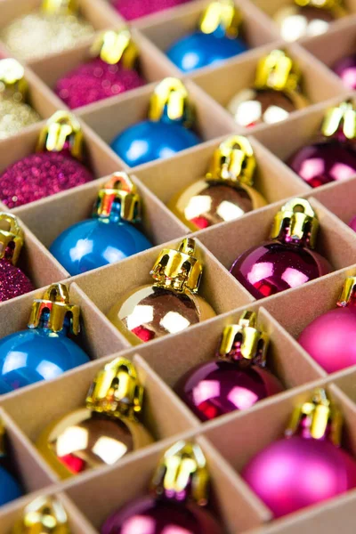 Bolas Azules Rosadas Doradas Moradas Para Navidad Caja Cerca Preparación —  Fotos de Stock