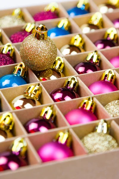 Niebieskie Różowe Złote Fioletowe Kulki Boże Narodzenie Pudełku Zamknij Drzwi — Zdjęcie stockowe
