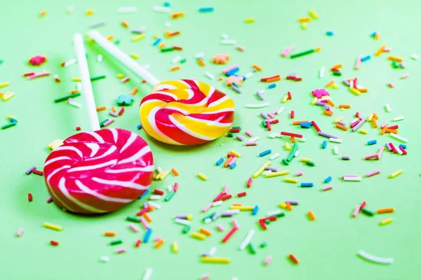 Caramelle Colorate Coriandoli Sfondo Verde Dolci Festa Vita Dello Zucchero — Foto Stock