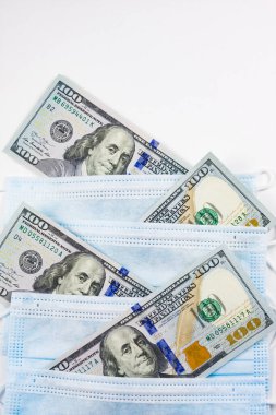 Mavi tıbbi maskeler ve dolar pembeye. Yoksul ülkelere para ve maskeli yardım. Coronavirüs yüzünden ekonomik kriz. Doktorlara nakit ödeme..