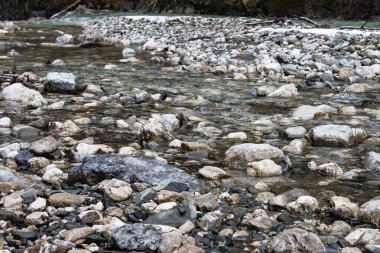 Dağ geçidinde hızlı nehir. Kıyılarda büyük taşlar. Partnachklamm, ünlü turizm merkezi. Garmisch-Partenkirchen, Bavyera 'da Ortaklık