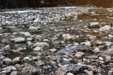 Dağ geçidinde hızlı nehir. Kıyılarda büyük taşlar. Partnachklamm, ünlü turizm merkezi. Garmisch-Partenkirchen, Bavyera 'da Ortaklık