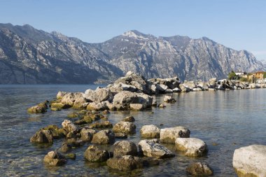 Göl Gardasee manzaralı çevreleyen dağların üzerine İtalya