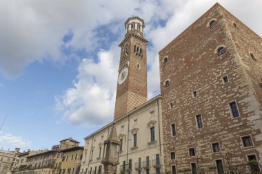 Torre dei Lamberti kule de kasaba Verona, İtalya