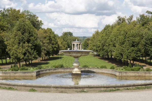 喷泉在德国施特雷利茨城堡公园内 — 图库照片