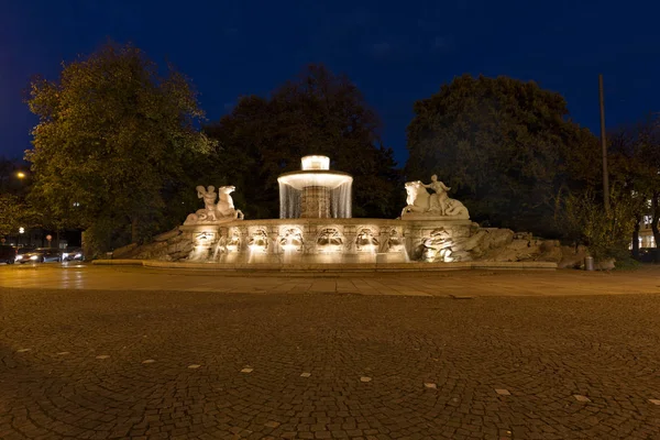 Der Berühmte Wittelsbacherbrunnen Der Münchner Innenstadt Bei Nacht — Stockfoto