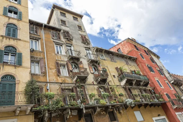 Балконы Старых Жилых Домах Вероне Италия — стоковое фото
